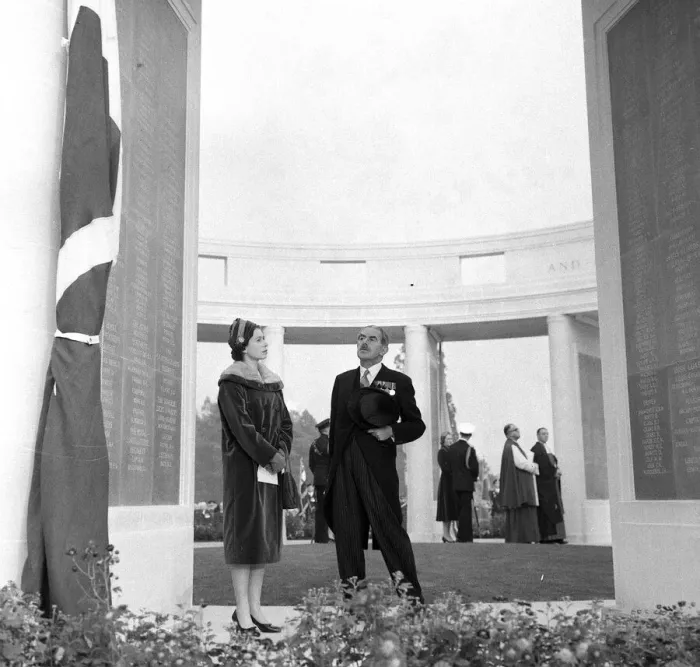 Framed Print : Queen Elizabeth II unveiling Brookwood War Memorial at Woking cemetery alongside Ralph