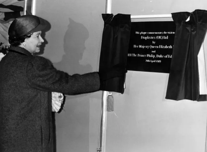 Framed Print : Queen Elizabeth II unveils a plaque to commemorate her visit to the Displastics (UK Framed Print : Queen Elizabeth II unveils a plaque to commemorate her visit to the Displastics (UK