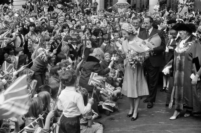 Framed Print : Queen Elizabeth II during her visit to Birmingham, West Midlands for her Silver Jubilee Framed Print : Queen Elizabeth II during her visit to Birmingham, West Midlands for her Silver Jubilee