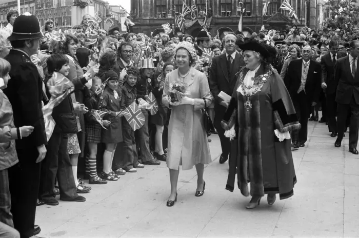 Framed Print : Queen Elizabeth II during her visit to Birmingham, West Midlands for her Silver Jubilee Framed Print : Queen Elizabeth II during her visit to Birmingham, West Midlands for her Silver Jubilee