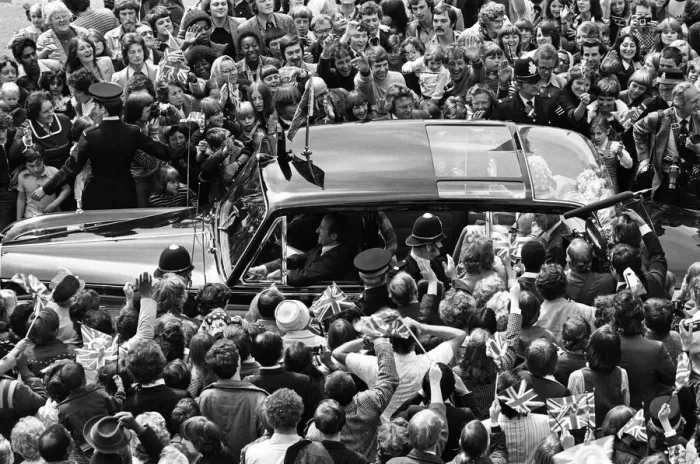 Framed Print : Queen Elizabeth II during her visit to Birmingham during her Silver Jubilee tour
