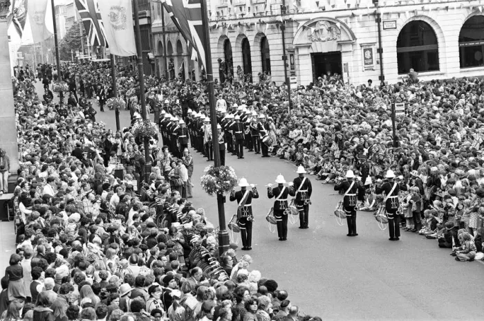 Framed Print : Queen Elizabeth II during her visit to Birmingham during her Silver Jubilee tour Framed Print : Queen Elizabeth II during her visit to Birmingham during her Silver Jubilee tour