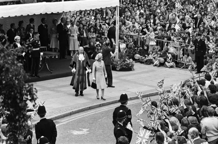 Framed Print : Queen Elizabeth II during her visit to Solihull during her Silver Jubilee tour Framed Print : Queen Elizabeth II during her visit to Solihull during her Silver Jubilee tour