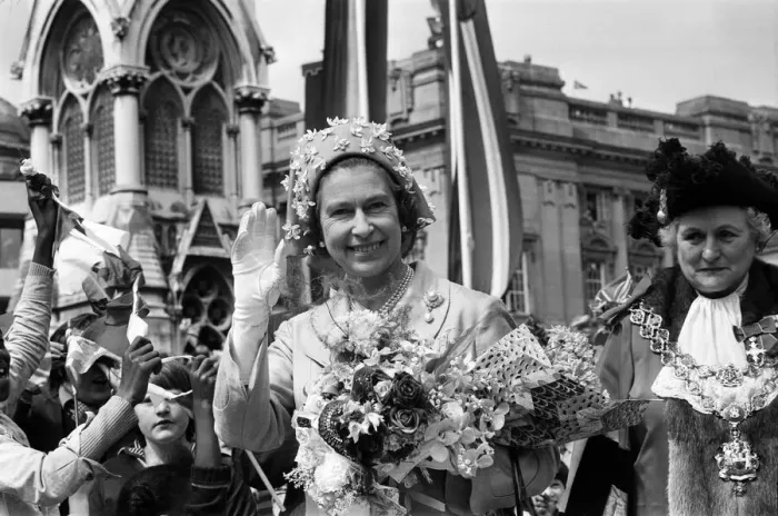 Framed Print : Queen Elizabeth II visiting Birmingham during her Silver Jubilee tour. West Midlands Framed Print : Queen Elizabeth II visiting Birmingham during her Silver Jubilee tour. West Midlands