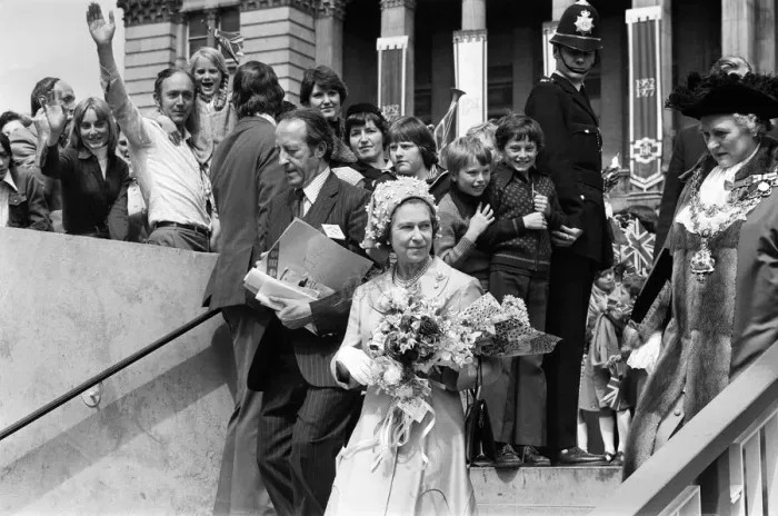 Framed Print : Queen Elizabeth II visiting Birmingham during her Silver Jubilee tour. West Midlands Framed Print : Queen Elizabeth II visiting Birmingham during her Silver Jubilee tour. West Midlands