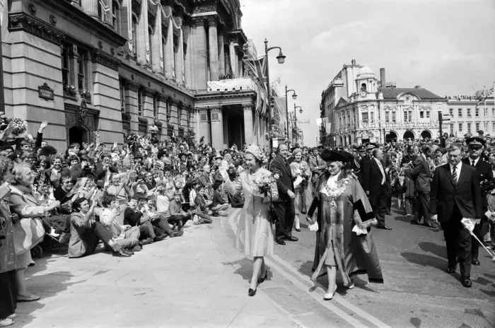 Framed Print : Queen Elizabeth II visiting Birmingham during her Silver Jubilee tour. West Midlands Framed Print : Queen Elizabeth II visiting Birmingham during her Silver Jubilee tour. West Midlands