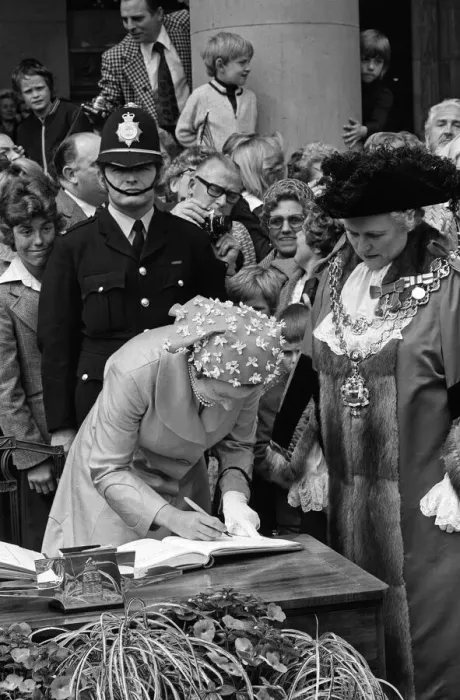 Framed Print : Queen Elizabeth II visiting Birmingham during her Silver Jubilee tour. West Midlands Framed Print : Queen Elizabeth II visiting Birmingham during her Silver Jubilee tour. West Midlands