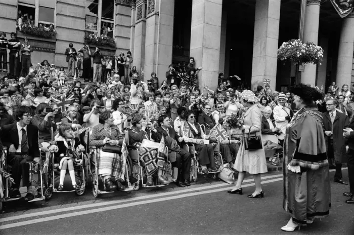 Framed Print : Queen Elizabeth II visiting Birmingham during her Silver Jubilee tour. West Midlands Framed Print : Queen Elizabeth II visiting Birmingham during her Silver Jubilee tour. West Midlands