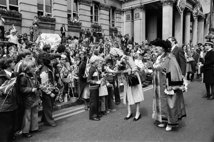 Framed Print : Queen Elizabeth II visiting Birmingham during her Silver Jubilee tour. West Midlands Framed Print : Queen Elizabeth II visiting Birmingham during her Silver Jubilee tour. West Midlands