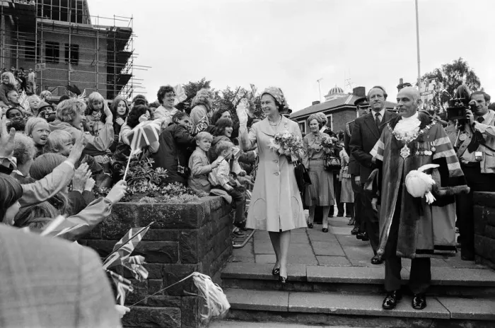 Framed Print : Queen Elizabeth II visiting Dudley during her Silver Jubilee tour. West Midlands