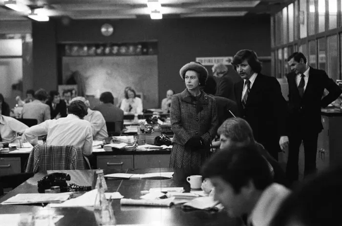 Framed Print : Queen Elizabeth II visiting the offices of the Daily Mirror Newspaper in Holborn, London