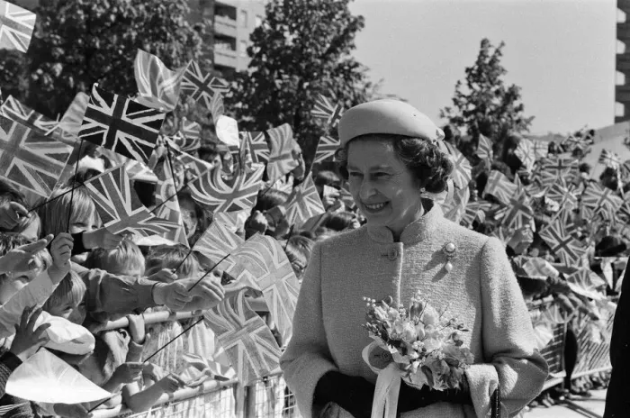 Framed Print : Queen Elizabeth II visits the Greater London Councils riverside town, Thamesmead Framed Print : Queen Elizabeth II visits the Greater London Councils riverside town, Thamesmead