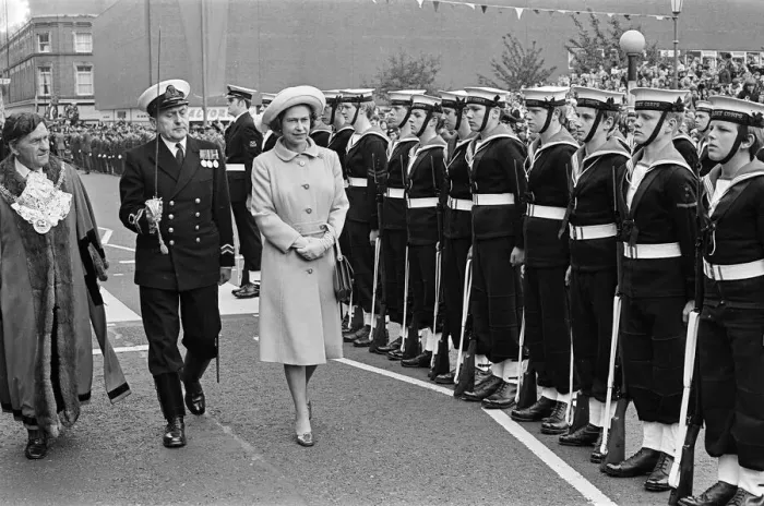 Framed Print : Queen Elizabeth II visits Hartlepool Town Centre during her Silver Jubilee tour Framed Print : Queen Elizabeth II visits Hartlepool Town Centre during her Silver Jubilee tour