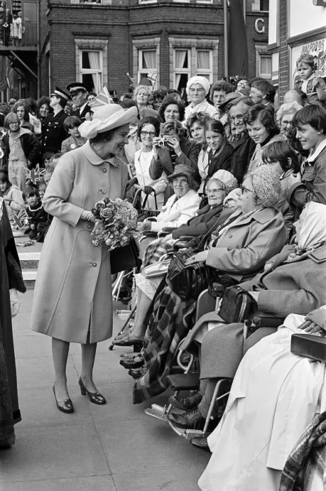 Framed Print : Queen Elizabeth II visits Hartlepool Town Centre during her Silver Jubilee tour