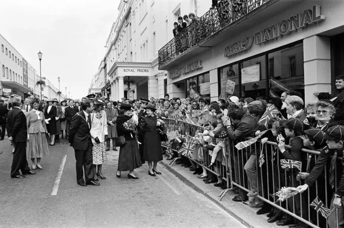 Framed Print : Queen Elizabeth II visits Leamington Spa, Warwickshire. The Queen opens Royal Priors