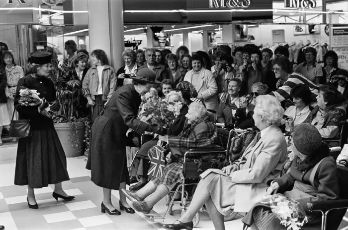Framed Print : Queen Elizabeth II visits Leamington Spa, Warwickshire. The Queen opens Royal Priors