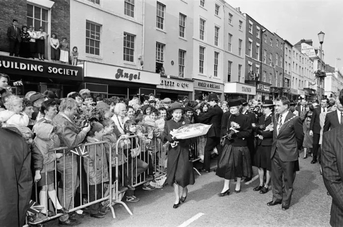 Framed Print : Queen Elizabeth II visits The Parade, Leamington Spa, Warwickshire. 24th March 1988 Framed Print : Queen Elizabeth II visits The Parade, Leamington Spa, Warwickshire. 24th March 1988