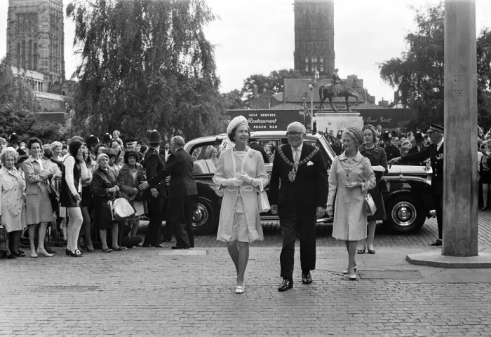 Framed Print : Queen Elizabeth II visits the Precinct, Coventry, with the Lord Mayor and Mayoress