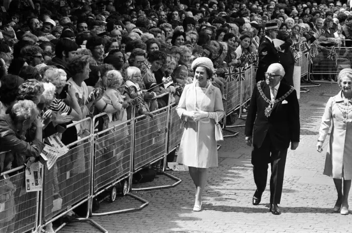 Framed Print : Queen Elizabeth II visits the Precinct, Coventry, with the Lord Mayor and Mayoress Framed Print : Queen Elizabeth II visits the Precinct, Coventry, with the Lord Mayor and Mayoress