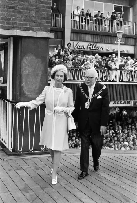 Framed Print : Queen Elizabeth II visits the Precinct, Coventry, with the Lord Mayor and Mayoress Framed Print : Queen Elizabeth II visits the Precinct, Coventry, with the Lord Mayor and Mayoress