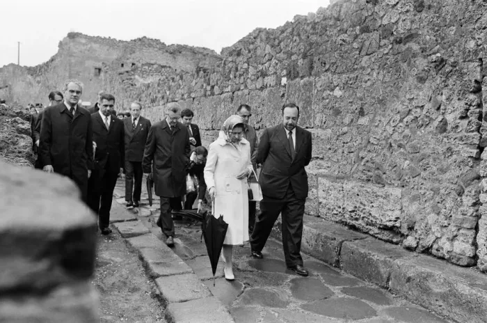 Framed Print : Queen Elizabeth II visits the ruins of Pompeii, Italy. 19th October 1980