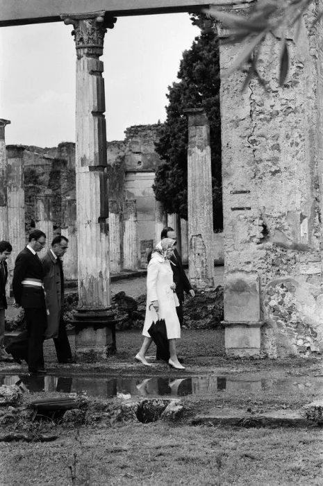 Framed Print : Queen Elizabeth II visits the ruins of Pompeii, Italy. 19th October 1980 Framed Print : Queen Elizabeth II visits the ruins of Pompeii, Italy. 19th October 1980