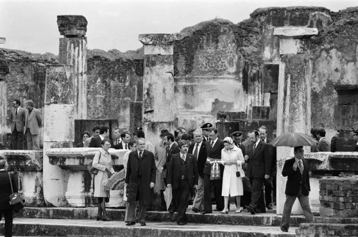 Framed Print : Queen Elizabeth II visits the ruins of Pompeii, Italy. 19th October 1980 Framed Print : Queen Elizabeth II visits the ruins of Pompeii, Italy. 19th October 1980