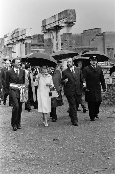 Framed Print : Queen Elizabeth II visits the ruins of Pompeii, Italy. 19th October 1980 Framed Print : Queen Elizabeth II visits the ruins of Pompeii, Italy. 19th October 1980