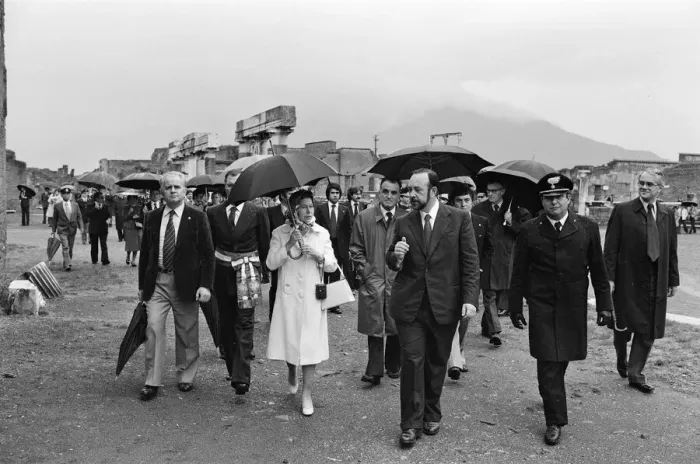 Framed Print : Queen Elizabeth II visits the ruins of Pompeii, Italy. 19th October 1980 Framed Print : Queen Elizabeth II visits the ruins of Pompeii, Italy. 19th October 1980