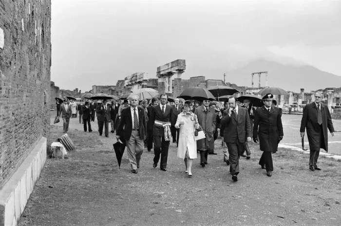 Framed Print : Queen Elizabeth II visits the ruins of Pompeii, Italy. 19th October 1980 Framed Print : Queen Elizabeth II visits the ruins of Pompeii, Italy. 19th October 1980