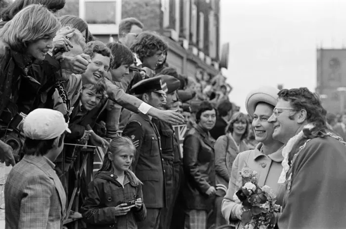 Framed Print : Queen Elizabeth II visits Stockton Town Centre during her Silver Jubilee tour