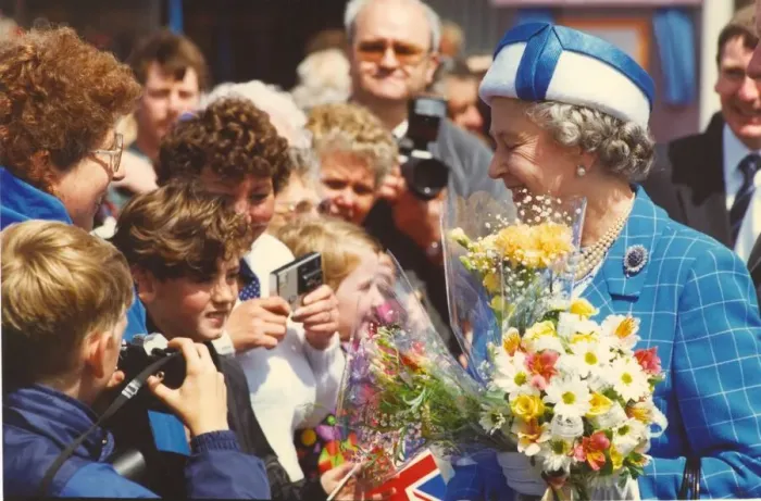 Framed Print : Queen Elizabeth II visits the town of Bedlington in Northumberland meeting the cheering