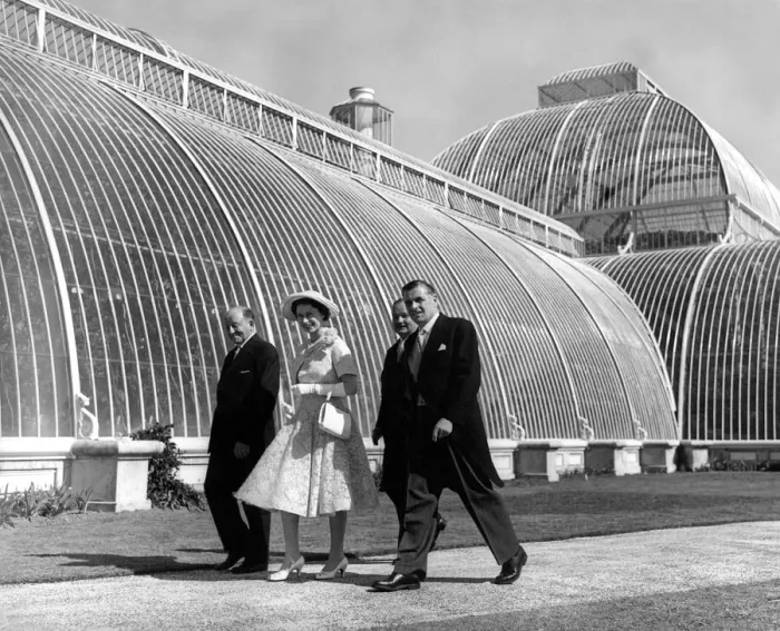 Framed Print : Queen Elizabeth II walking past the Palm House during her tour of Kew Gardens Framed Print : Queen Elizabeth II walking past the Palm House during her tour of Kew Gardens