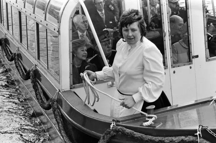 Framed Print : Queen Elizabeth II at The Way We Were Museum at Wigan Pier. 21st March 1986 Framed Print : Queen Elizabeth II at The Way We Were Museum at Wigan Pier. 21st March 1986