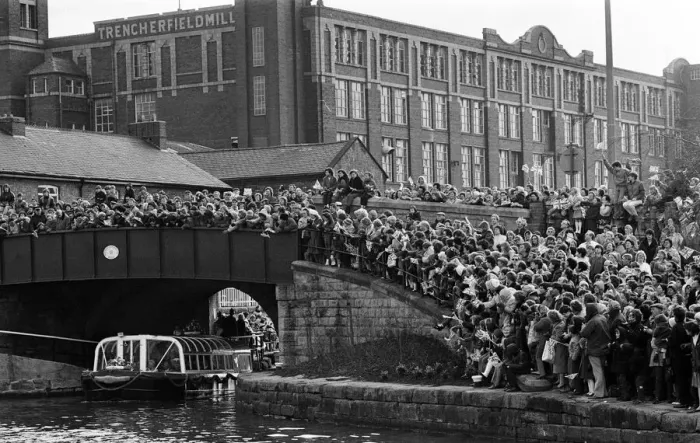 Framed Print : Queen Elizabeth II at The Way We Were Museum at Wigan Pier. 21st March 1986
