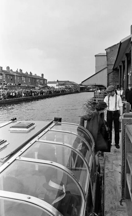 Framed Print : Queen Elizabeth II at The Way We Were Museum at Wigan Pier. 21st March 1986