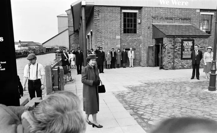 Framed Print : Queen Elizabeth II at The Way We Were Museum at Wigan Pier. 21st March 1986 Framed Print : Queen Elizabeth II at The Way We Were Museum at Wigan Pier. 21st March 1986