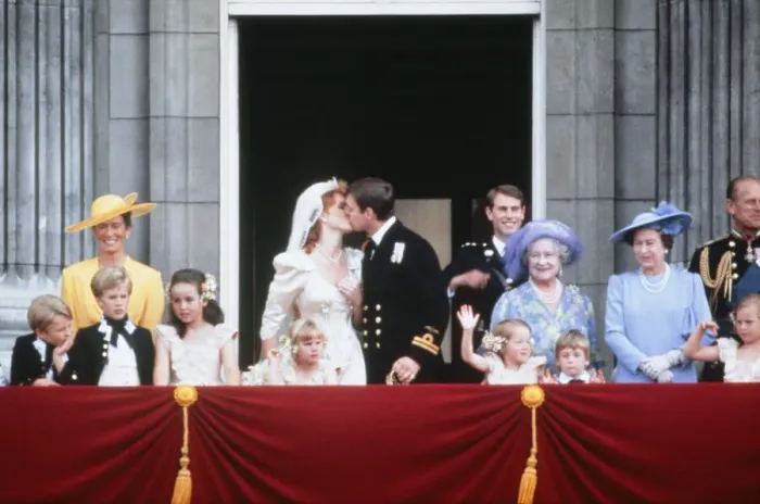 Framed Print : Queen Elizabeth IIs son, Prince Andrew, marries Sarah Ferguson at Westminister Abbey Framed Print : Queen Elizabeth IIs son, Prince Andrew, marries Sarah Ferguson at Westminister Abbey