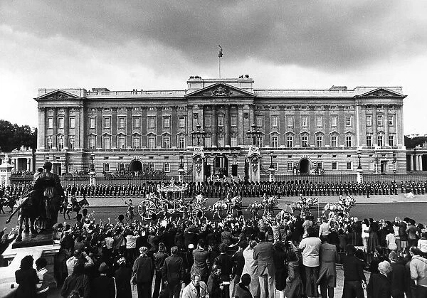 Queen Elizabeth leaving Buckingham Palace for St Paul