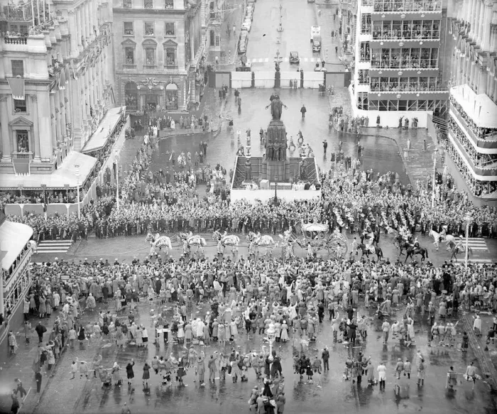 Framed Print : Queen Elizabeth ll Coronation June 1953 Views of Procession Passing along Framed Print : Queen Elizabeth ll Coronation June 1953 Views of Procession Passing along