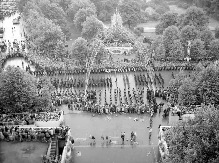 Framed Print : Queen Elizabeth ll Coronation June 1953 Views of Procession Passing along Framed Print : Queen Elizabeth ll Coronation June 1953 Views of Procession Passing along