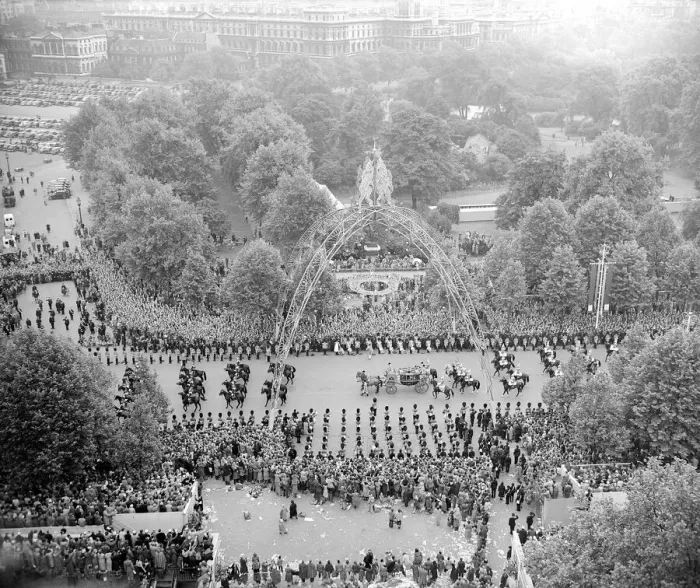Framed Print : Queen Elizabeth ll Coronation June 1953 Views of Procession Passing The Mall Framed Print : Queen Elizabeth ll Coronation June 1953 Views of Procession Passing The Mall