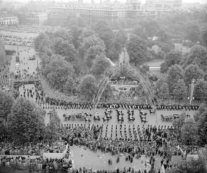 Framed Print : Queen Elizabeth ll Coronation June 1953 Views of Procession Passing The Mall Framed Print : Queen Elizabeth ll Coronation June 1953 Views of Procession Passing The Mall