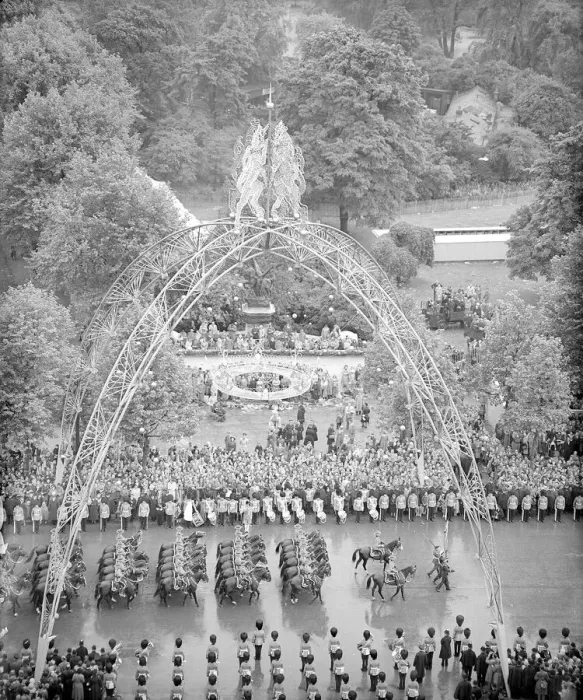 Framed Print : Queen Elizabeth ll Coronation June 1953 Views of Procession Returning along Framed Print : Queen Elizabeth ll Coronation June 1953 Views of Procession Returning along