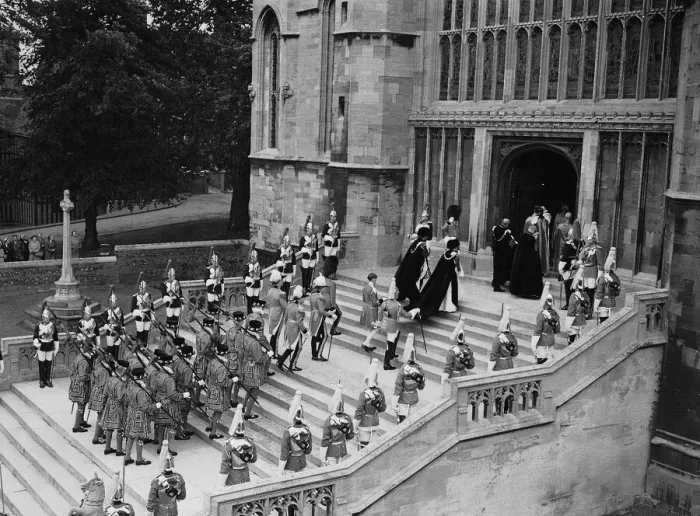 Framed Print : Queen Elizabeth ll June 1956 and The Duke of Edinburgh arriving at St Georges Chapel in Framed Print : Queen Elizabeth ll June 1956 and The Duke of Edinburgh arriving at St Georges Chapel in