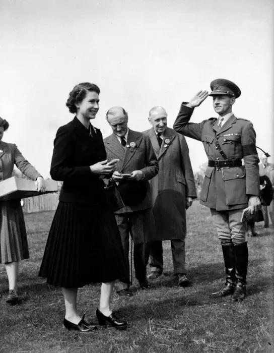 Framed Print : Queen Elizabeth with Major JWC Weldon at Badmington Horse trials. May 1953 Framed Print : Queen Elizabeth with Major JWC Weldon at Badmington Horse trials. May 1953