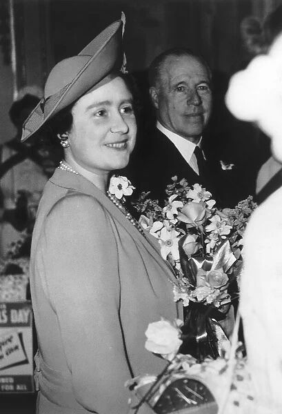 Queen Elizabeth May 1940 visiting the Mansion House during Hospital Day