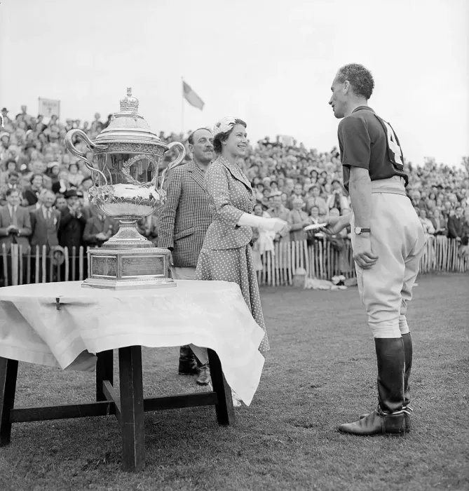 Framed Print : Queen Elizabeth at Polo Match presenting trophy June 1953 Framed Print : Queen Elizabeth at Polo Match presenting trophy June 1953