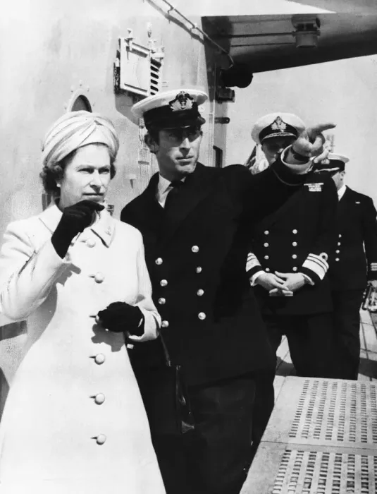 Framed Print : Queen Elizabeth and Prince Charles touring the warship HMS Norfolk, the 6 Framed Print : Queen Elizabeth and Prince Charles touring the warship HMS Norfolk, the 6
