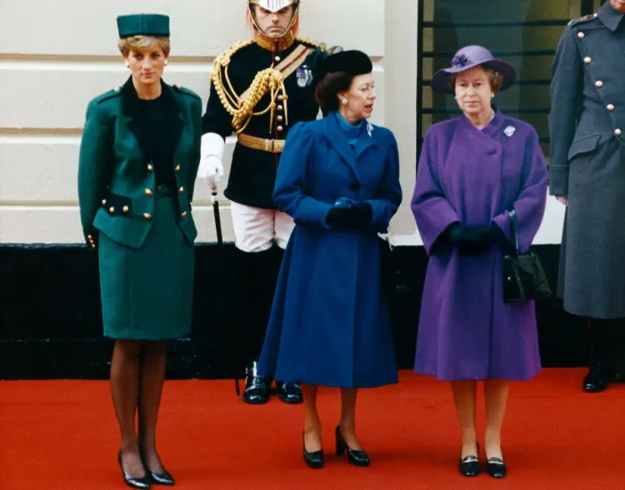 Framed Print : Queen Elizabeth with Princess Margaret and Princess Diana waiting to greet the Italian